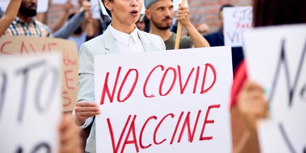 crowd of people protesting the COVID vaccine